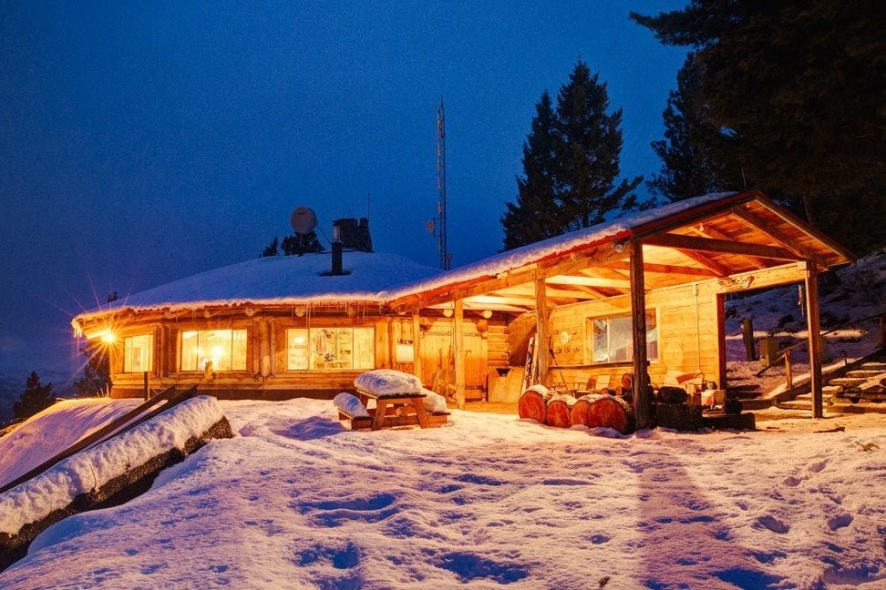 Downing Mountain Lodge // From hot springing to dog sledding to skijoring, plan an adventurous vacation to Montana in winter with these 8 outdoor winter activities.