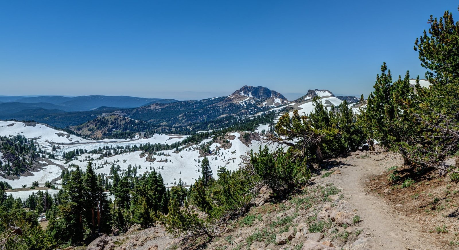 Lassen Peak // Boiling hot pots, alpine lakes, and big summits. Plan your trail adventures with our round-up of the best hikes in Lassen Volcanic Park in northern California.