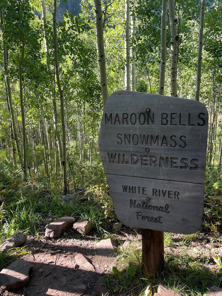 Sign indicating the fork to hike the Four Pass Loop clockwise or counterclockwise.